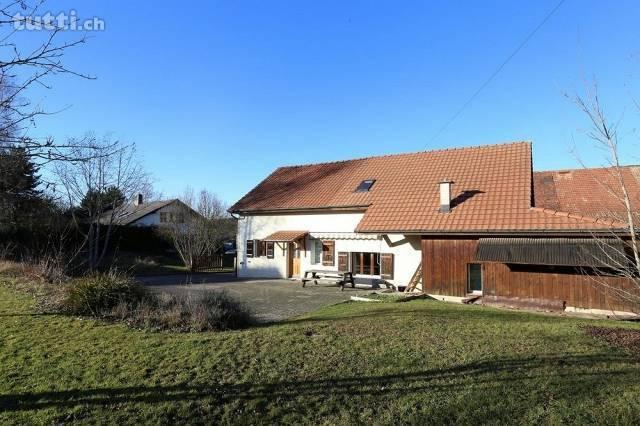 Ancienne ferme dans la campagne avec terrain