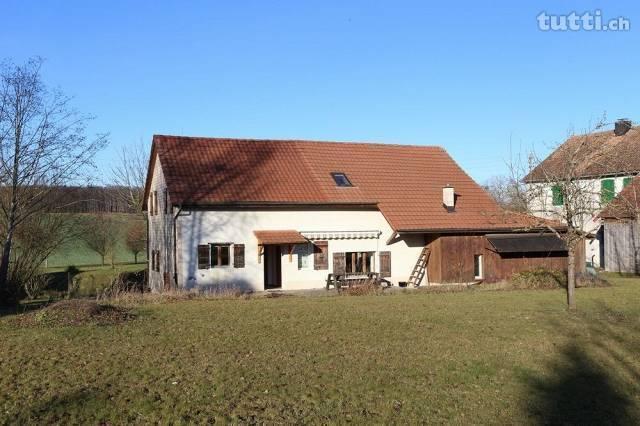 Ancienne ferme dans la campagne avec terrain