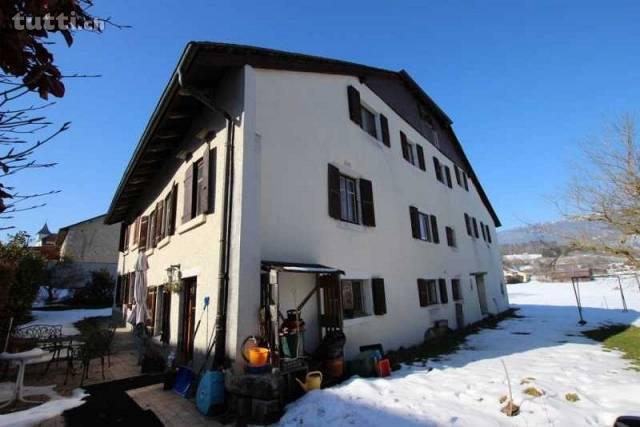 Immeuble d'habitation au centre du village