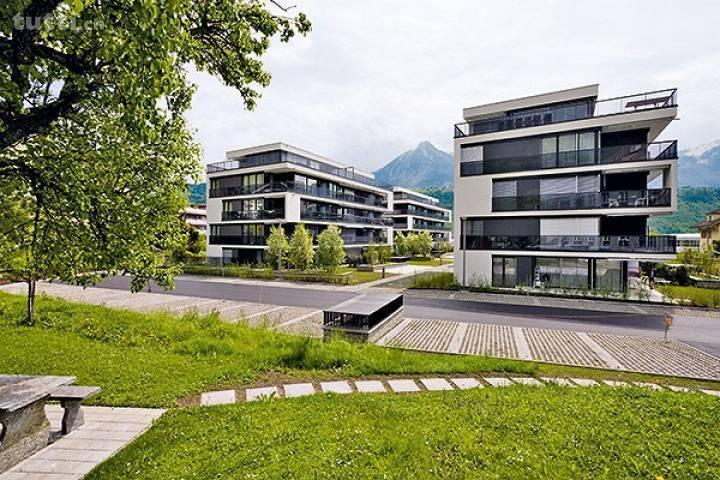 Grosser Balkon mit Blick in die Bergen