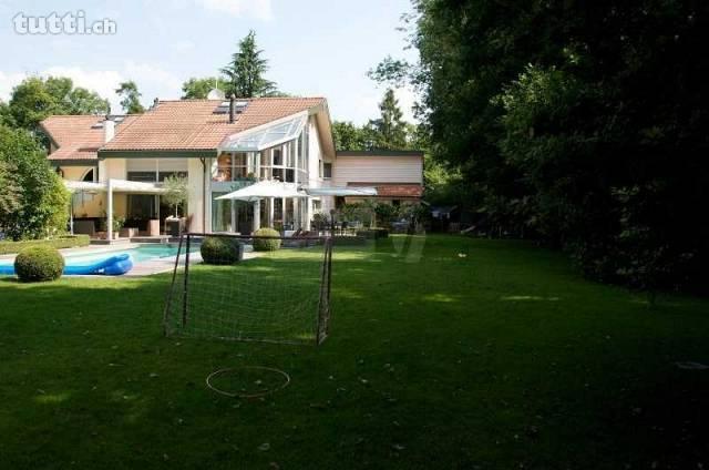 EN BORDURE DE RUISSEAU AVEC PISCINE