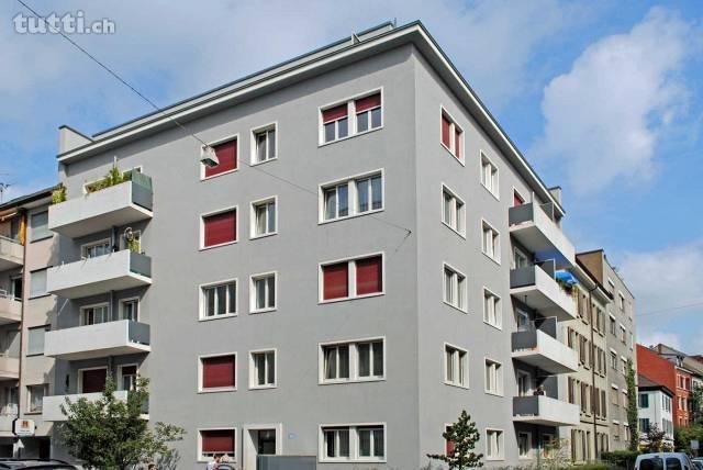 Helle Wohnung in belebter Seitenstrasse