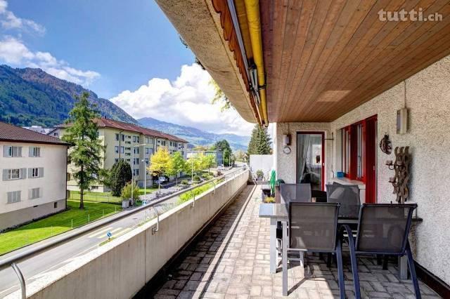 sonnige Terrasse mit Sicht auf Hügellandschaf