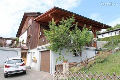 Jolie maison rustique avec jardin, située dan