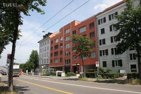 Helle und moderne Attika-Wohnung mit drei Ter