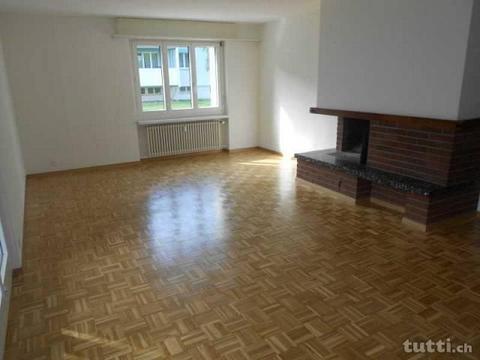 Helle Wohnung mit Balkon an ruhiger Lage