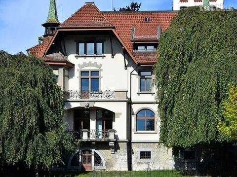 Historische Villa Felsberg mit Kegelbahn