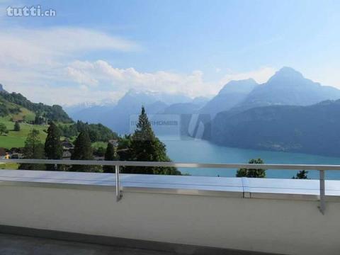 PANORAMASICHT AUF SEE UND BERGE