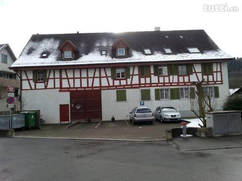 Heimelige Wohnung mit Holztäferdecken in ehem