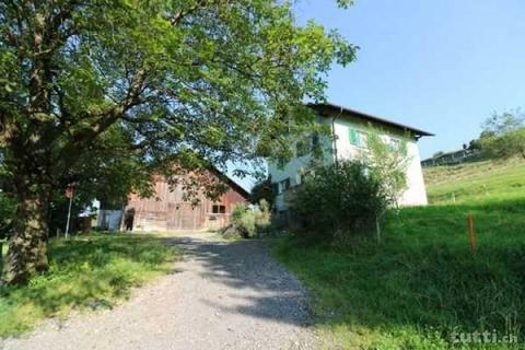 Wohnhaus und Scheune mit Sicht auf Alpen und