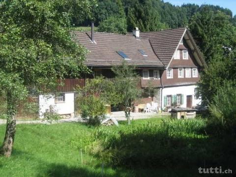 Idyllisches Bauernhaus mit viel Land an sonni