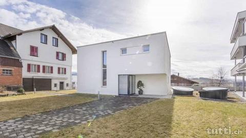 MODERNE ARCHITEKTUR UND VIEL RAUM