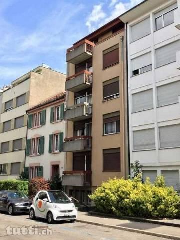 Sanierte Wohnung mit Balkon in der Nähe des B