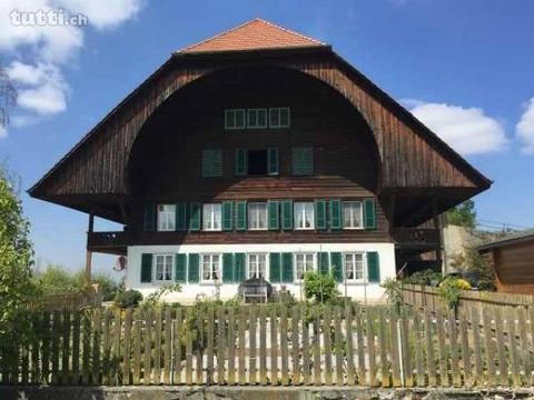 Ein ruhender Pool im Grünen