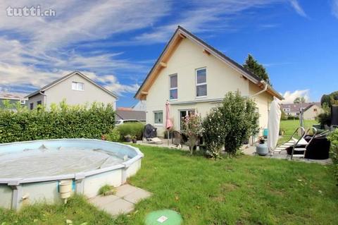 Freistehendes Einfamilienhaus mit Pool!