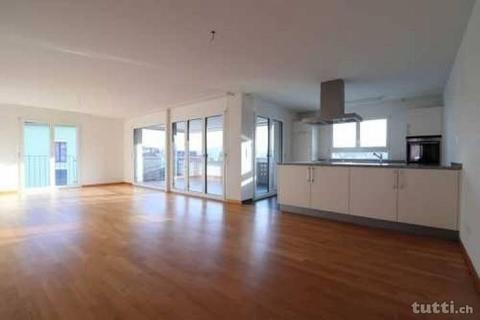 Moderne 4.5er mit grossem, gedecktem Balkon