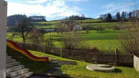 Dachwohnung mit schönem Balkon und Spielplatz